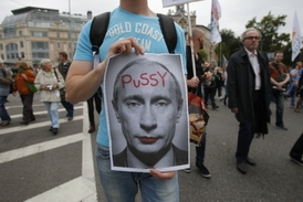 Proti zatčení členek Pussy Riot se v Moskvě zvedla vlna odporu.