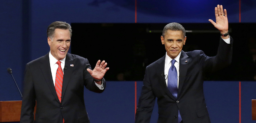 Mitt Romney (vlevo) vede v průzkumech nad Barackem Obamou (vpravo).