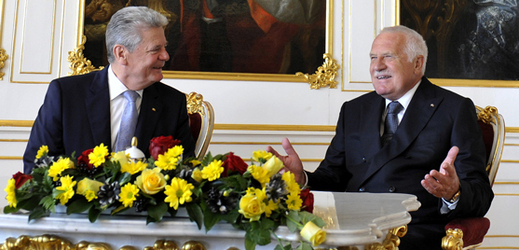 Joachima Gaucka přivítal na Pražském hradě jeho český protějšek Václav Klaus s vojenskými poctami.
