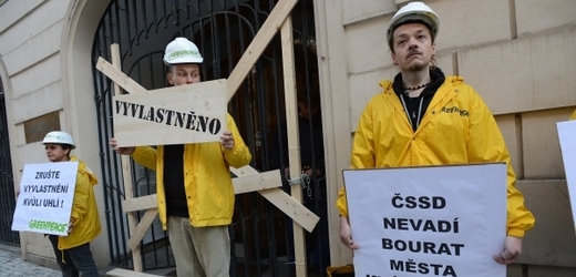 Aktivisté Greenpeace protestovali proti tomu, že ČSSD údajně váhá podpořit novelu horního zákona, která by zrušila možnost vyvlastnění kvůli těžbě uhlí.