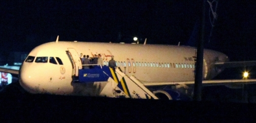 K letadlu Airbus A320 s 35 cestujícími na palubě se v tureckém vzdušném prostotu přidaly stíhačky F16 a navedly ho na přistání na letišti v Ankaře.