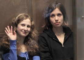Maria Alekhinová (vlevo) a Naděžda Tolokonniková odsouzené na dva roky vězení za výtržnost v pravoslavném chrámu.