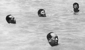 Mao Ce-tung (hlavička vpředu) plave roku 1966 v řece.
