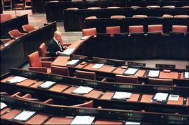 Parlament podle Netanjahuova gusta? Premiér sám v zákonodárném sboru. 