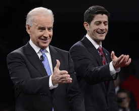 Joe Biden (vlevo) a Paul Ryan v televizní debatě.