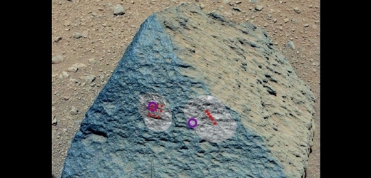 Hornina ve tvaru jehlanu byla objevena vozítkem Curiosity.