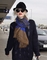 Zpěvačka Gwen Stefaniová sladila vytahaný svetr s šátkem z pytlovitého materiálu s modrým potiskem. Vše podtrhla zářivě rudou rtěnkou.