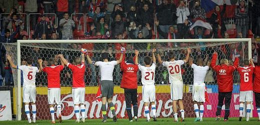 Čeští fotbalisté si užívají děkovačku s plzeňským publikem po výhře nad Maltou.