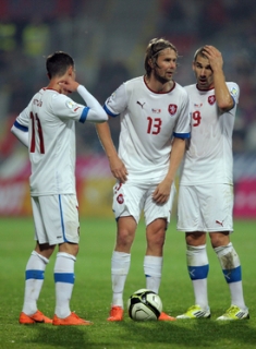 Trio českých fotbalistů Milan Petržela, Jaroslav Plašil a Jan Rezek (zleva) při utkání s Maltou.