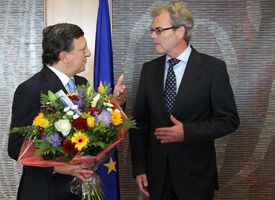 Radost v Bruselu. Šéf EK Barroso dostává květiny od norského velvyslance v EU Atle Leikvolla. 