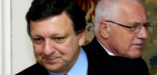 Václav Klaus a předseda Evropské komise José Barroso (vlevo) na tiskové konferenci 18. listopadu 2005 na Pražském hradě.