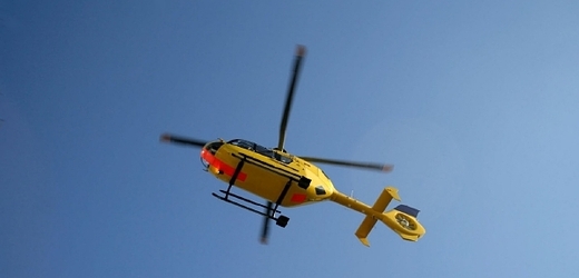 Popáleného muže transportoval vrtulník do vinohradské nemocnice (ilustrační foto).