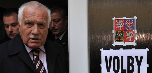 Prezident republiky Václav Klaus odevzdal 12. října svůj hlas ve volbách do Senátu ve volebním středisku v základní umělecké škole v Klapkově ulic i v Praze 8.