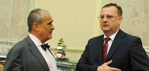 Premiér Petr Nečas (vpravo) a ministr zahraničí Karel Schwarzenberg.