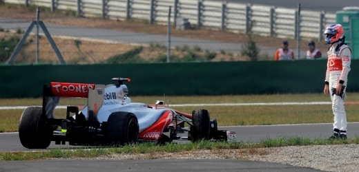 Jenson Button skončil hned ve třetí zatáčce.