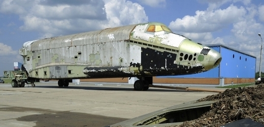 Ruský raketoplán Buran se bez piety rozpadá.