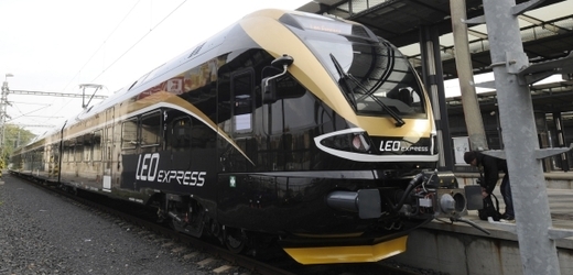 Na hlavní nádraží v Praze přijela 15. října v rámci zkušebního provozu nová vlaková souprava společnosti LEO Express.