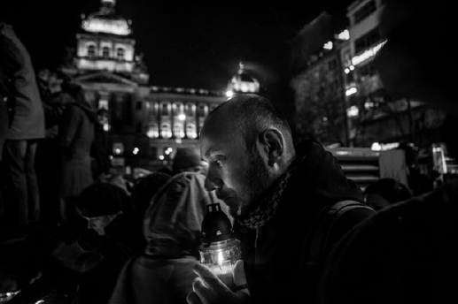 Vítězná černobílá fotografie zachycuje muže, který rozsvěcí svíčku na jednom z pietních míst, jež po Havlově smrti spontánně vznikla, na Václavském náměstí v Praze (autor: Milan Jaroš, Respekt).