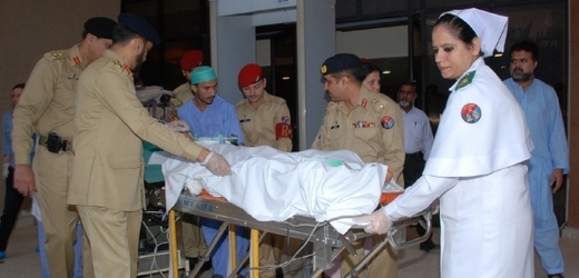 Malalaj odvážejí z pákistánské vojenské nemocnice, kde jí nejsou schopni zajistit péči ani bezpečí.