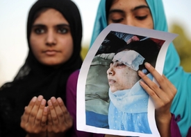 Pákistánské dívky se modlí za zotavení raněné Malalaj (na snímku).