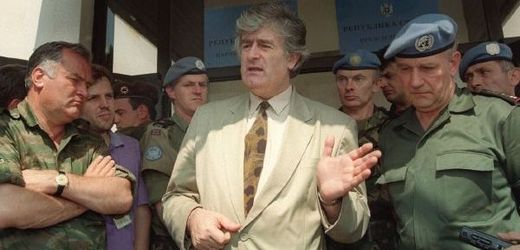 Radovan Karadžić (uprostřed) v Pale roku 1993. Po jeho pravici generál Ratko Mladič.