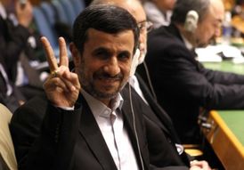 Íránského prezidenta Ahnadínežáda pomalu přechází smích. Na snímku na zasedání VS OSN.