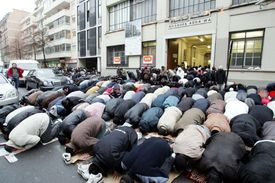 Jiná Paříž. Muslimové se modlí v ulicích metropole nad Seinou.