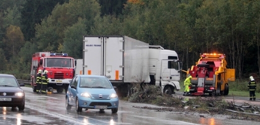 Podle prvotního zjištění policistů řidička Renaultu Mégane Scénic při průjezdu pravotočivé zatáčky zřejmě nezvládla řízení. Renault se poté v protisměru srazil s protijedoucím nákladním vozem značky Man (ilustrační foto).