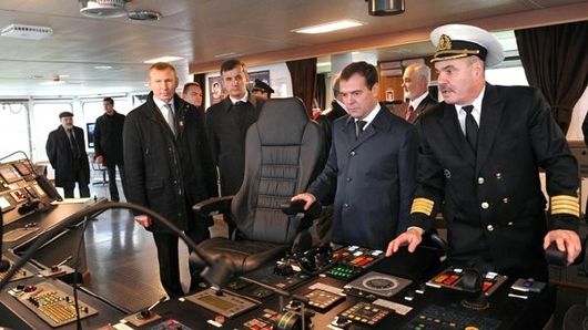 Medveděv v petrohradských loděnicích. 