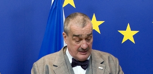 Ministr zahraničí Karel Schwarzenberg se bál větších škrtů.
