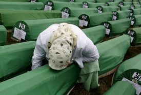 Muslimka pláče nad ostatky svého blízkého zabitého Srby v Potačari.