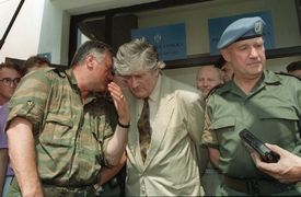 Karadžič (uprostřed) s generálem Mladičem v Pale roku 1993. 