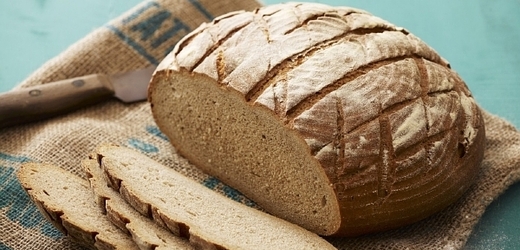 Lidé dávají přednost chlebu před jiným pečivem ze zmrazených polotovarů (ilustrační foto).