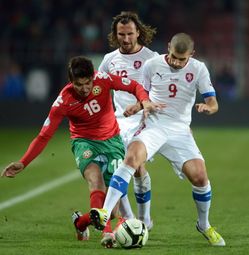 Čeští fotbalisté Jiráček a Rezek bojují v zápase s Bulhary.