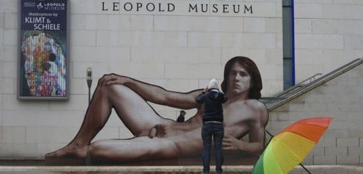 Billboardy s trojicí nahých mužů, které zvou na výstavu vídeňského Leopoldova muzea, vyvolaly velké pohoršení.