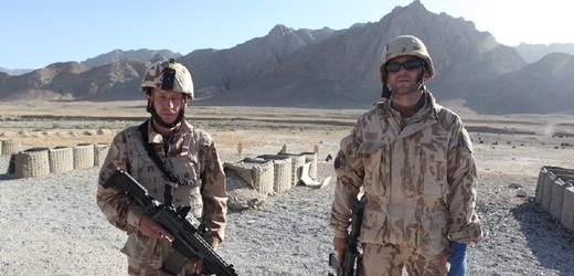 Ondřej Vetchý (vpravo) a Ondřej Malý jako čeští vojáci v Afghánistánu.