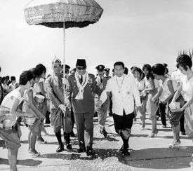 Indonéský prezident Sukarno a princ Sihanuk roku 1964.