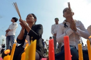 Kambodžané se modlí za zesnulého Sihanuka.