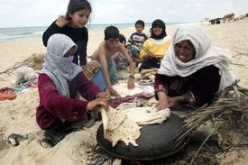 Ženy v Gaze pečou chléb.