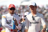 Rivalové, od příští sezony kolegové. Lewis Hamilton a Nico Rosberg chtějí dotáhnout Mercedes na vyšší příčky.