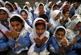 Pákistánské dívky se modlí za Malalaj.