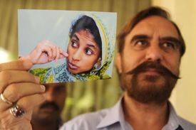 Ansar Burney, bývaký pákistánský ministr a nyní humanitární spolupracovník OSN v Pákistánu, drží fotografii postřelené dívky.