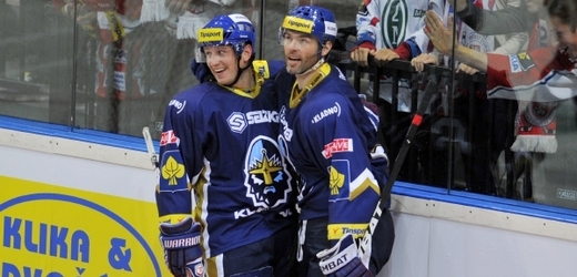 Jaromír Jágr a Jiří Tlustý září v útoku Kladna. Brzy ale možná zamíří zpět do NHL.