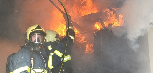 Kamion je nyní celý v plamenech, sdělila kolem 11. hodiny mluvčí hasičů (ilustrační foto).