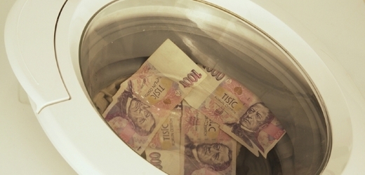 Jeden ze zadržených ukrýval více než milionovou hotovost v pračce (ilustrační foto).