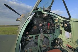 Pohled do kokpitu jednoho z letounů Spitfire.