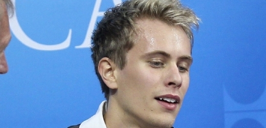 Ostrý start do sezony čeká o víkendu krasobruslaře Michala Březinu. 