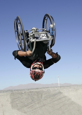 Aaron Fotheringham dokáže na vozíku udělat i dvojité salto.