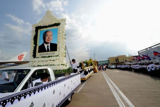 Rakev se Sihanukem projíždí hlavním městem Kambodže.