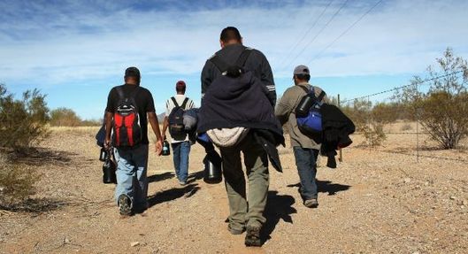 Skupina Mexičanů se snaží ilegálně dostat do USA.